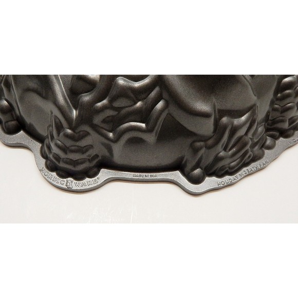 Nordic Ware Holiday Wreath Ribbon Bundt Cake Pan Heavy Cast Aluminum - Picture 3 of 11